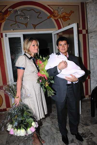 Телеведущая родила Полину от бизнесмена Максима Аксенова 27 августа 2007 года