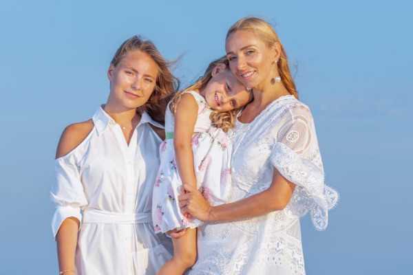 Татьяна Навка с дочерью Сашей и маленькой Надей