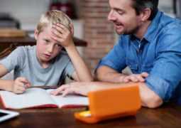 Не умеют быстро писать и слишком старательные: 4 недочета семейного обучения