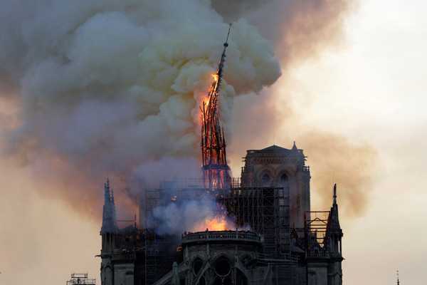 Из-за пожара рухнул шпиль собора