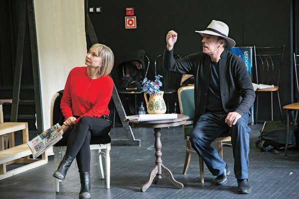 Сейчас на сцене Театра имени Ленсовета актер с супругой репетируют спектакль «В этом милом старом доме», премьера назначена на 25 декабря