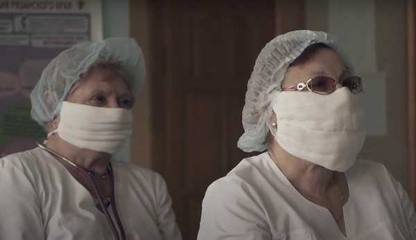 Медицинские работники вынуждены сами шить маски
