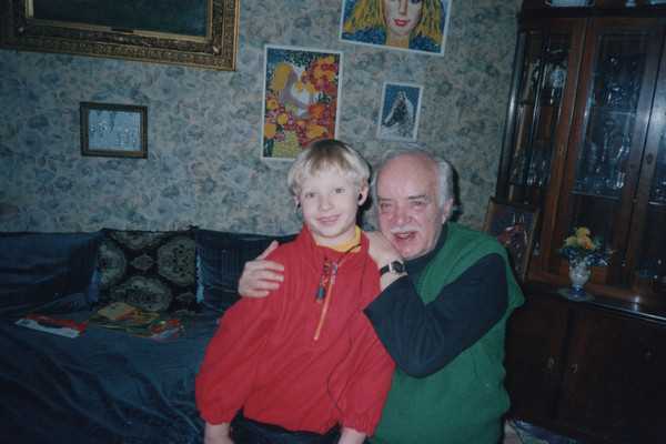 Илья с дедушкой в квартире на Никитском бульваре