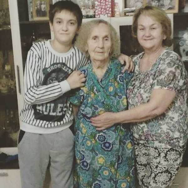 Ольга Гобозова и ее 97-летняя мать (в центре)