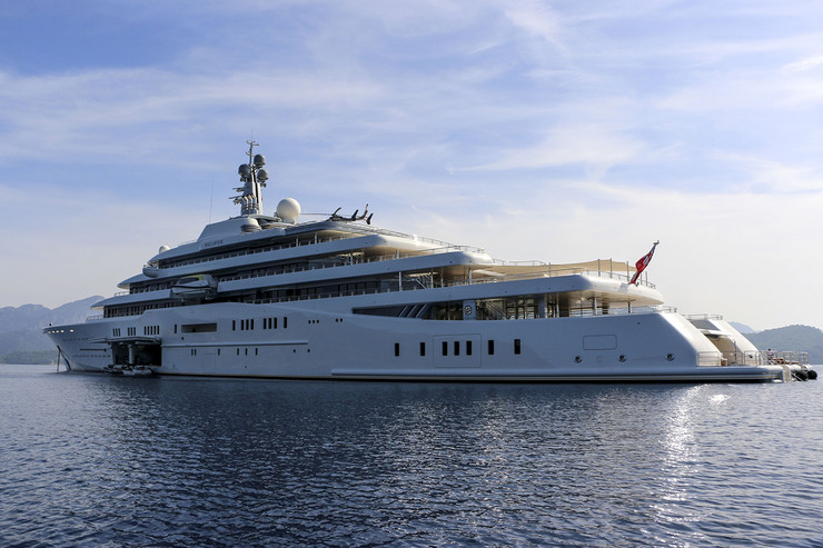 Миллиардер может позволить себе покупать роскошные дома и яхты