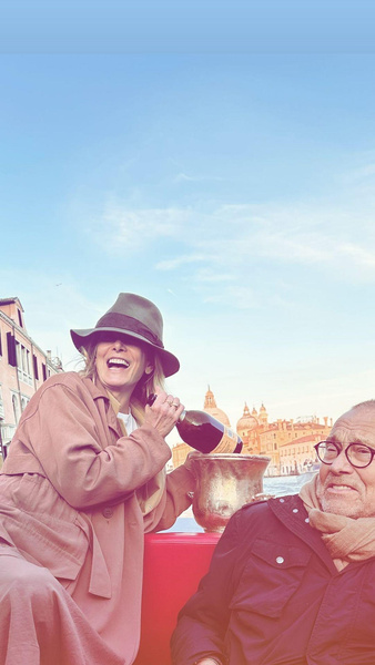 Идиллия на гондоле после 25 лет брака: Юлия Высоцкая показала, как отдыхает с Андреем Кончаловским в Венеции