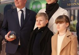Князь Монако Альбер II и княгиня Шарлен вместе с девятилетними..