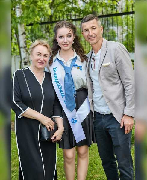 «Она же готовая модель»: дочь Юлии Началовой Вера Алдонина позирует на последнем звонке
