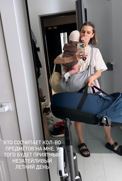 С сумками на шее, ребенком и люлькой в руках: родившая третьего Дарья Мельникова показала материнские будни