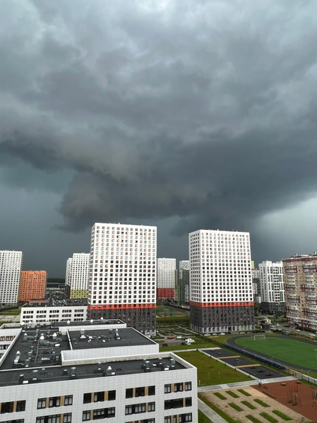 Смерчи пугают жителей, ветер срывает крыши, автомобили плывут: ураган «Эдгар» затопил Москву