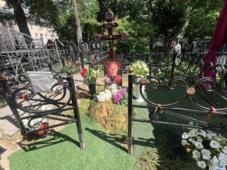 «Теперь они вместе. Их никто не разлучит»: сына Зайцева Егора похоронили на Жегаловском кладбище рядом с отцом