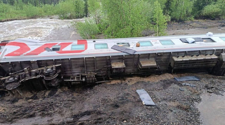 Лежащие на боку вагоны, люди вытаскивают друг друга, а вода размывает дороги: видео из Коми, где случилась катастрофа с поездом