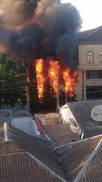 Террористы напали на Дербент и Махачкалу: среди жертв священник и 5 сотрудников полиции, столкновения продолжаются