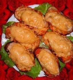 Шикарная закуска! Потребуется: куриная грудка, сыр, чеснок, лук, морковь, яйцо, батон, молоко. Как делать:…