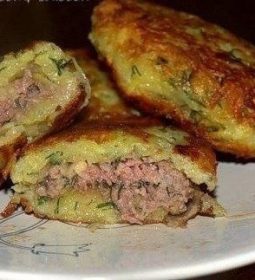 Драники картофельные с мясом Картошку натереть на крупной терке, лук на мелкой (посолить, подождать…