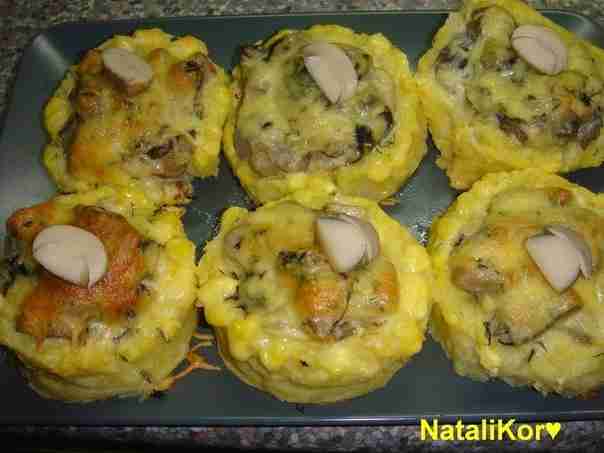 Картофельные лукошки с грибным жульеном! 1.Сварить картофель и размять его с добавлением 1 яйца…