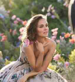 Натали Портман (Natalie Portman) в фотосессии для рекламной кампании Miss Dior (2023)