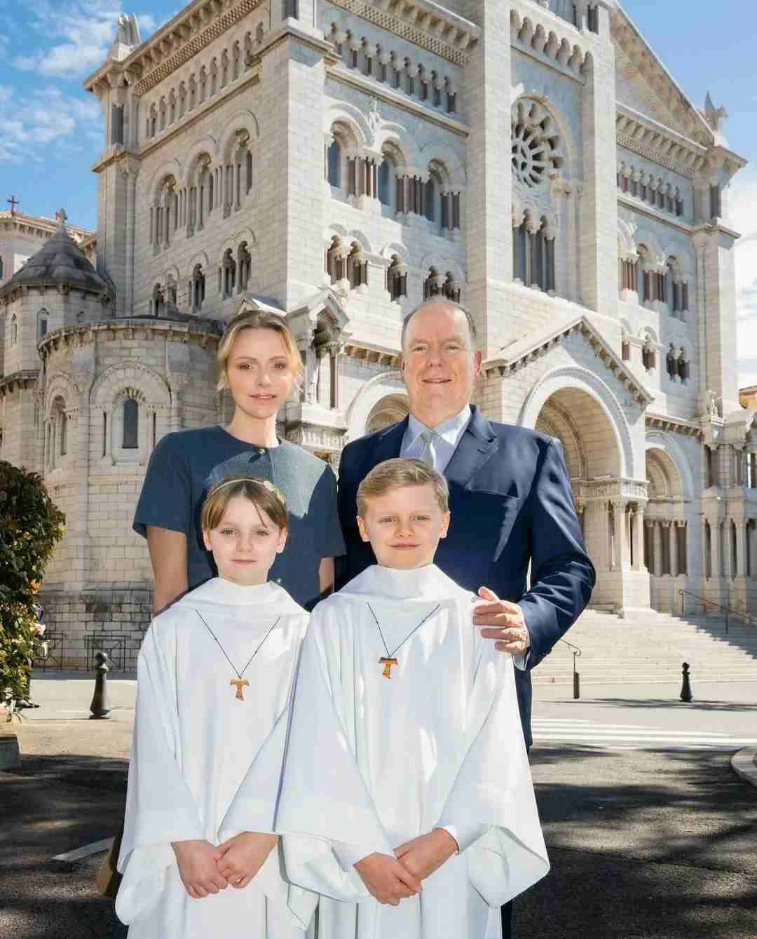 Дети княгини Шарлен и Альбера II, 10-лeтние близнецы Жак и Габриэлла, пpиняли своё первое…