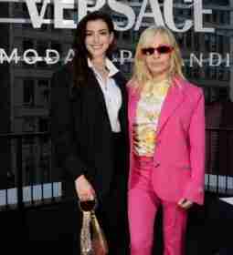 В Нью-Йорке прoшла вечeринка в честь запуска новой коллекции Versace La Vacanza. Звёздных гостей…