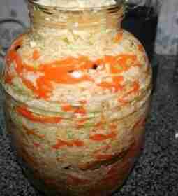 Квашеная капуста кубанская (мамина) Капусту нарезаем тонко,морковь натираем. Складываем в большую чашку,перемешиваем. Лучше немного…