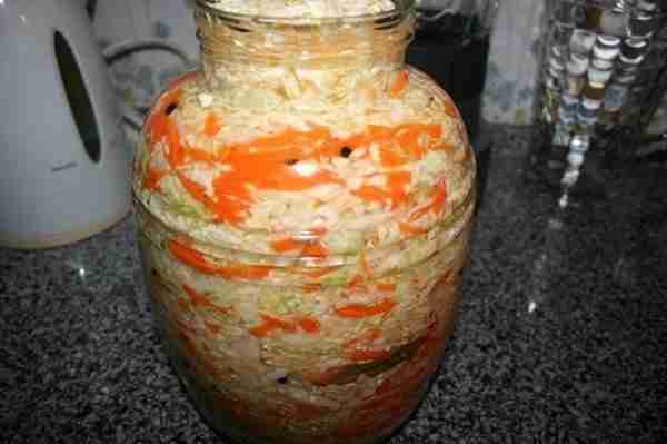 Квашеная капуста кубанская (мамина) Капусту нарезаем тонко,морковь натираем. Складываем в большую чашку,перемешиваем. Лучше немного…