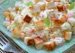 Салат с капустой, красной рыбой и сухариками. Очень вкусный хрустящий салатик! Ингредиенты: капуста (лучше…