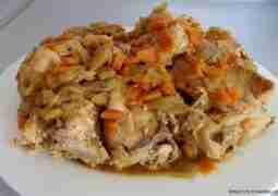 Сочная, аппетитная курочка! Курицу порубить на крупные куски и смазать их солью и специями…