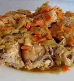 Сочная, аппетитная курочка! Курицу порубить на крупные куски и смазать их солью и специями…