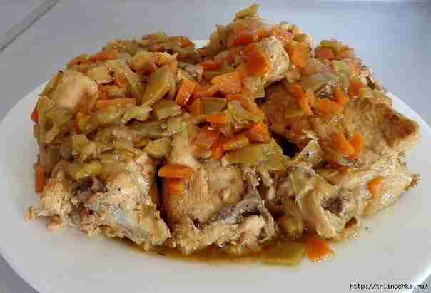 Сочная, аппетитная курочка! Курицу порубить на крупные куски и смазать их солью и специями…