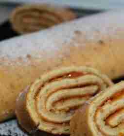 Очень вкусный и нежный рулетик с джемом. Готовится быстро и просто, съедается сразу, потому…