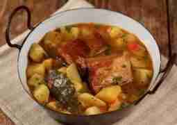 Тушеная картошка с копчеными ребрышками — это очень вкусное и ароматное блюдо! Картофель 1,5…
