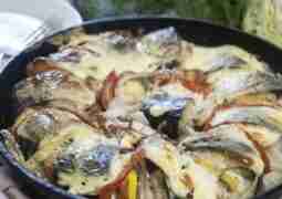 Скумбрия, запеченная с помидорами и лимоном Скумбрия получается сочной и нежной, а дополнить её…