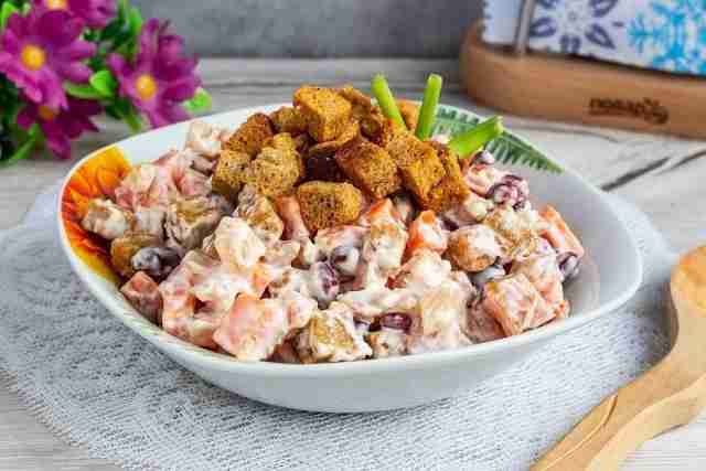 Салат с фасолью, копченой курицей и сухариками Ингредиенты: Курица копченая — 300 г Фасоль…