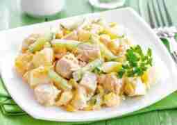 Легкий салат с куриной грудкой и кукурузой Ингредиенты: Куриное филе — 500 г Средний…