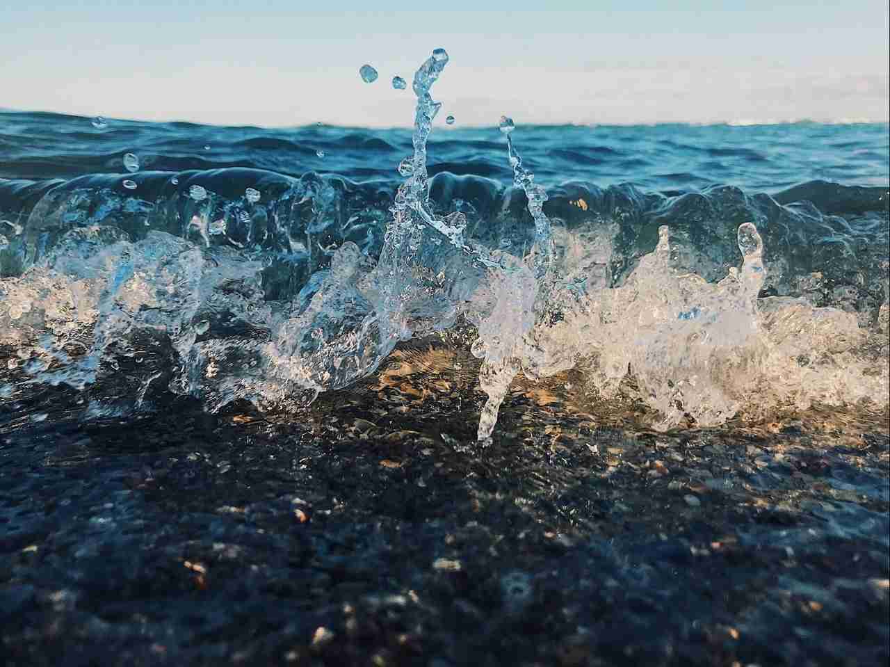 Обережный шепоток на воду Наберите чистой воды в ёмкость из которой будете после умываться…