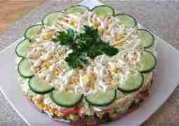 Салат с крабовыми палочками, свежим огурчиком и кукурузой Ингредиенты: огурец свежий — 70 гр…
