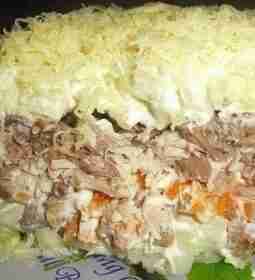 Салат с мясом и грибами Ингредиенты: картофель свежие грибы морковь свинина огурец свежий сыр…