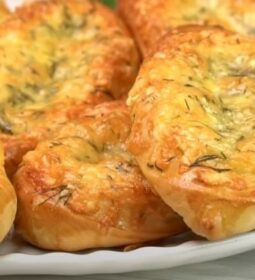 Булочки лодочки с сыром, чесноком и зеленью Ингредиенты для теста: молоко -200 мл дрожжи…