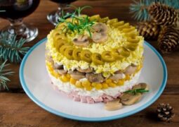 Слоеный салат с грибами и ветчиной Ингредиенты: Рис — 50 г Майонез — по…