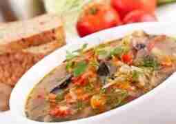 Солянка куриная Ингредиенты: Лавровый лист по вкусу Огурец маринованный 2 штуки Петрушка (зелень) по…
