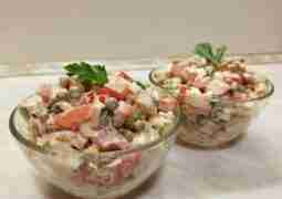 ​​САЛАТ С КУРИЦЕЙ, ПОМИДОРАМИ И ГОРОШКОМ ИНГРЕДИЕНТЫ: Филе куриное (отварное) — 350 гр Яйцо…