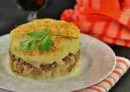 Картофельная запеканка с мясом Ингредиенты: Картофель — 1,3 кг Фарш говяжий — 500 г…
