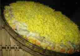 Салат»Сытный»(с кальмарами и грибами) Итак, нам потребуется: Тушки кальмаров-2 шт.(у меня уже очищенные) Рис-0,5…