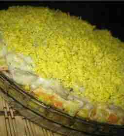 Салат»Сытный»(с кальмарами и грибами) Итак, нам потребуется: Тушки кальмаров-2 шт.(у меня уже очищенные) Рис-0,5…