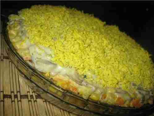 Салат»Сытный»(с кальмарами и грибами) Итак, нам потребуется: Тушки кальмаров-2 шт.(у меня уже очищенные) Рис-0,5…