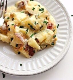 Самый вкусный картофель, запеченный в духовке Ингредиенты: Сливочное масло — 2 ст. л. Картофель…