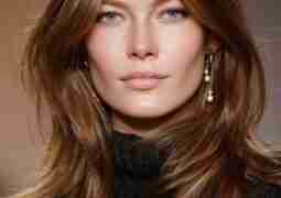 Среди ключевых трендов 2026 года, сохраняющих высокую актуальность, — боб на уровне ключиц, техника…