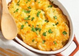 Картофельный гратен с чесноком и сливками Ингредиенты: картофель среднего размера — 8 шт. чеснок…