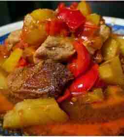 Мясо с томатами, перцем и картофелем. Ингредиенты: На 2 порции 2 ст.ложки растительного масла…