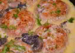 Мясные тефтели в сметанно — грибном соусе Тефтели: фарш мясной 300 г рис полуготовый…